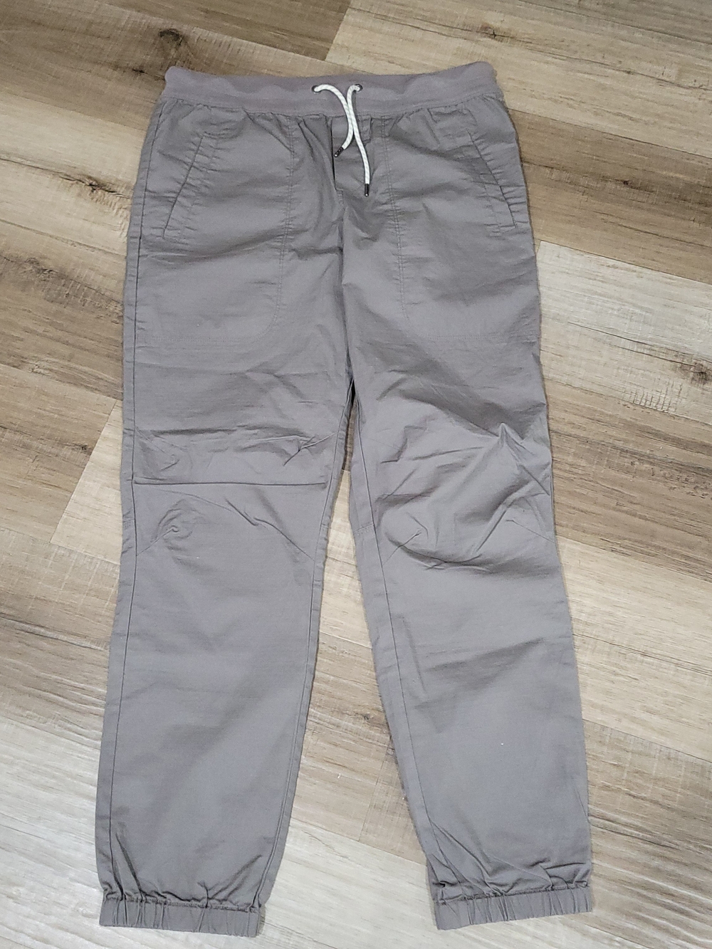 Vuori Men's Jogger Pants in Taupe Gray with Drawstring